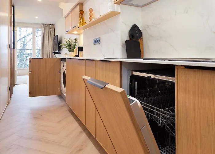 Cozystay - Luxury 1Br Champs Elysees Paris